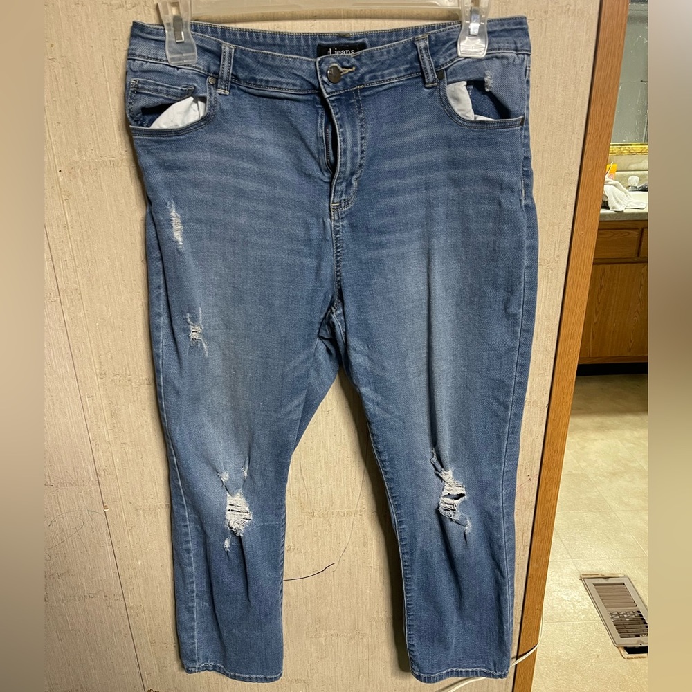 Distressed ankle jeans